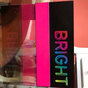 A eye shadow palette.